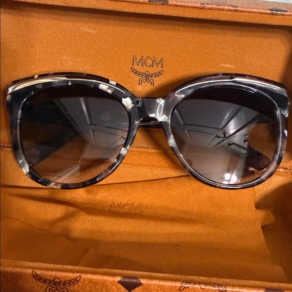 MCM Oversized Tortoiseshell Sunglasses w/Case & cleaning cloth - Picture 7 of 7
